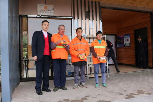 新時代文明實踐 東城企業紛紛獻愛心,這個愛心柜又滿了